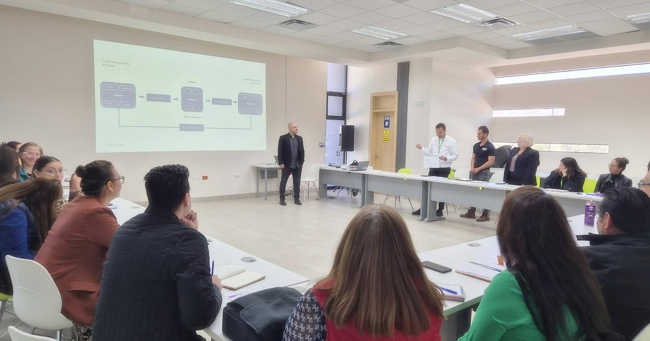 Sesión de trabajo con grupo universitario