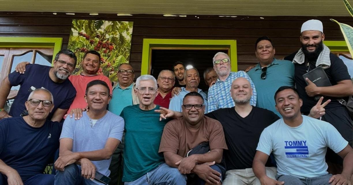 Edward H. H. con hermanos de la comunidad