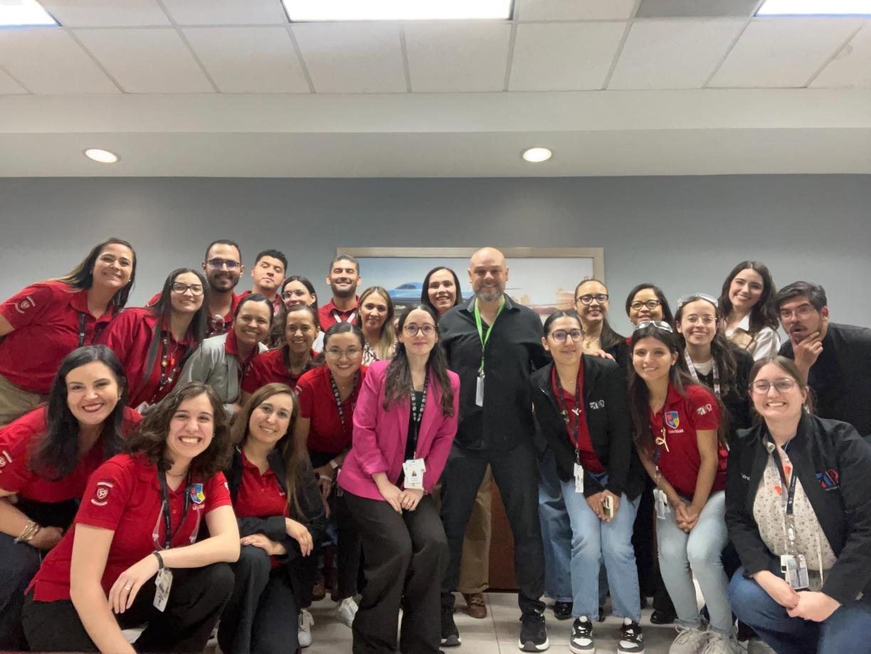 Edward H. H. con un equipo de trabajo