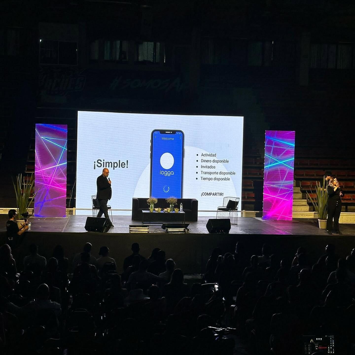 Presentación de iogga en escenario