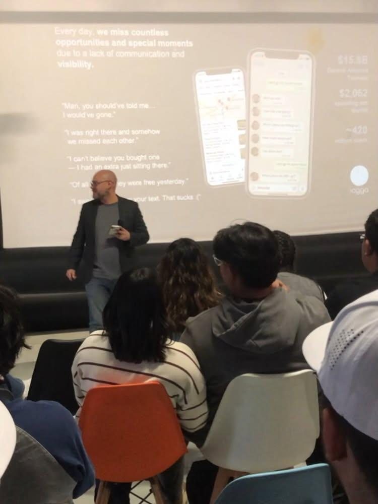 Edward H. H. presentando iogga a estudiantes
