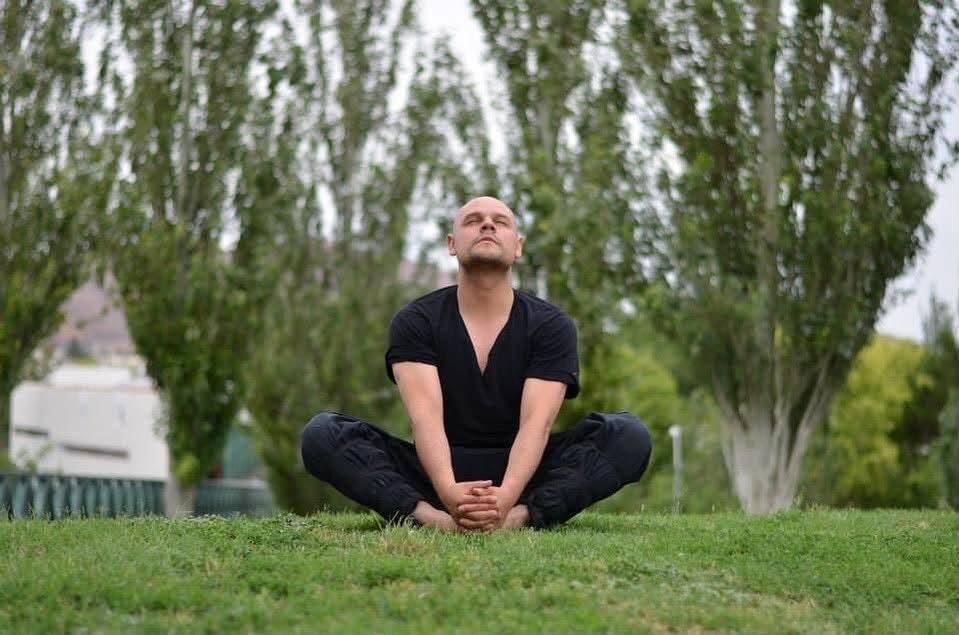 Edward H. H. meditando al aire libre