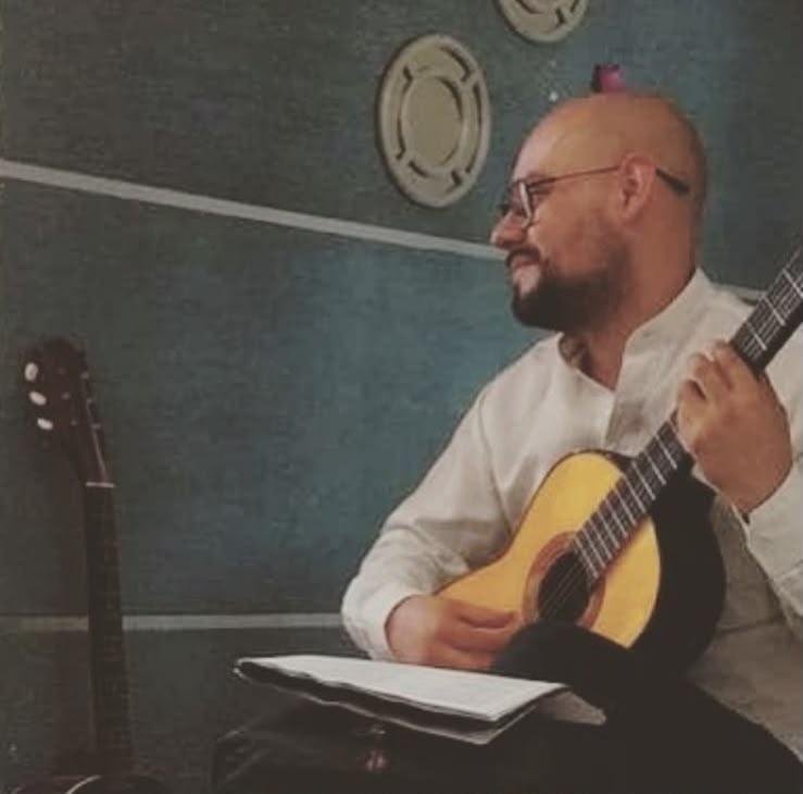 Edward H. H. tocando la guitarra