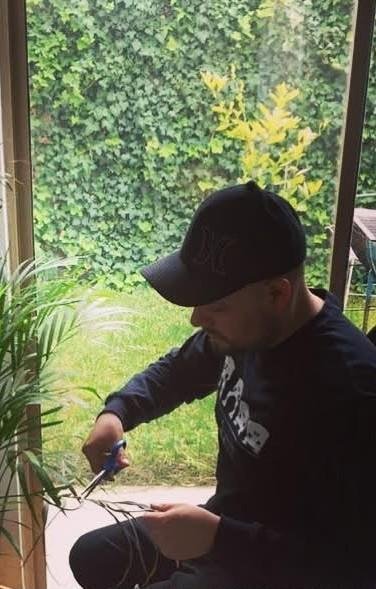 Edward H. H. podando en su jardín
