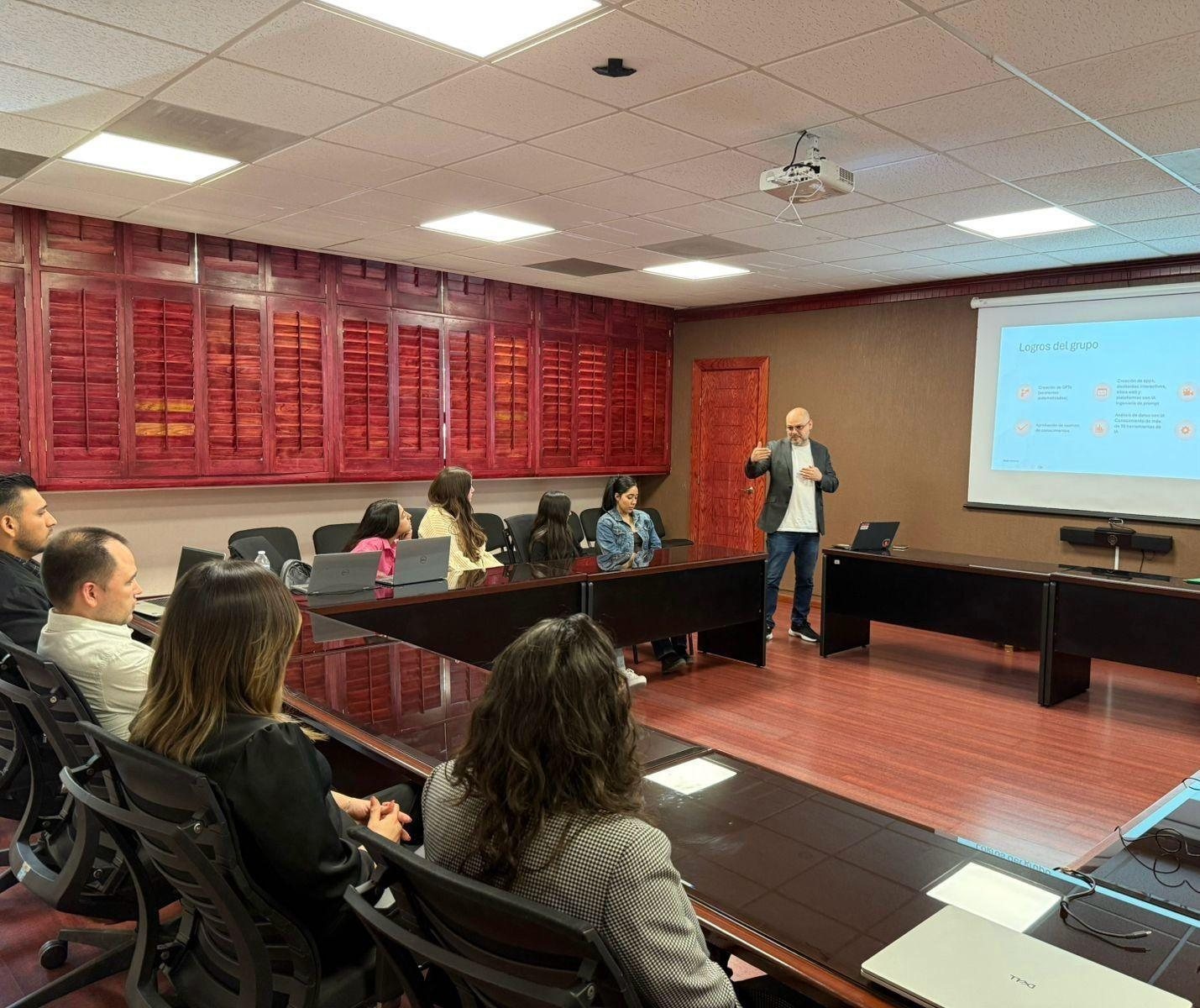 Edward H. H. impartiendo una sesión de formación
