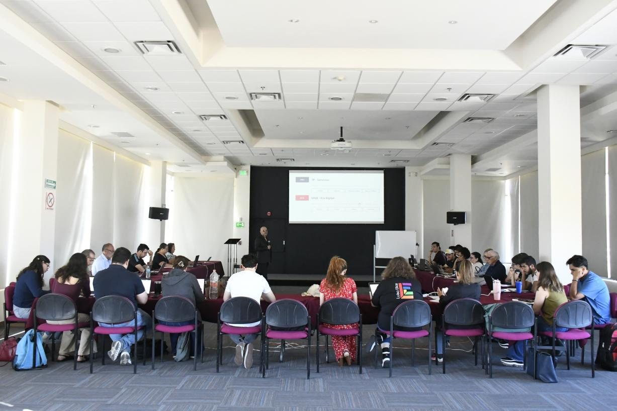 Taller con grupo en mesa de herradura