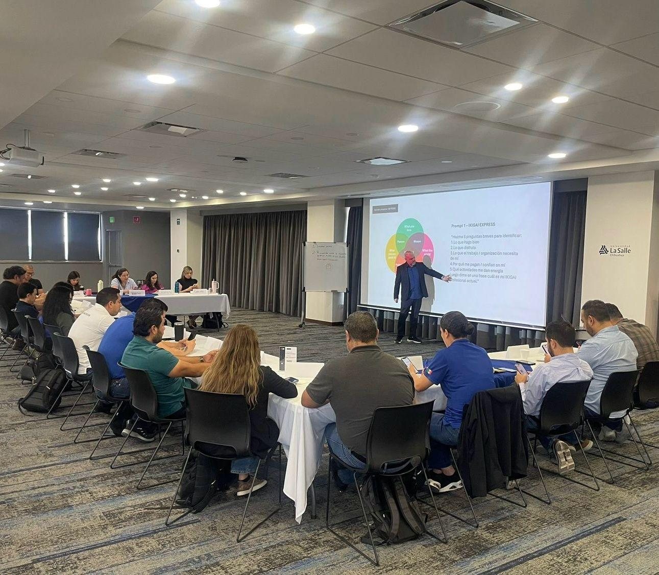 Edward H. H. impartiendo un taller